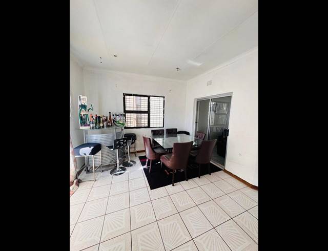 6 BEDROOM HOUSE FOR SALE IN SUNNYRIDGE